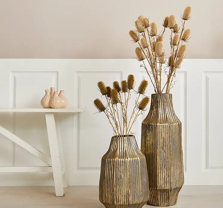Kartebolle også kaldet dipsacus sativus kunstig gren af plast i grøn 150cm sat i vase i stuemiljø