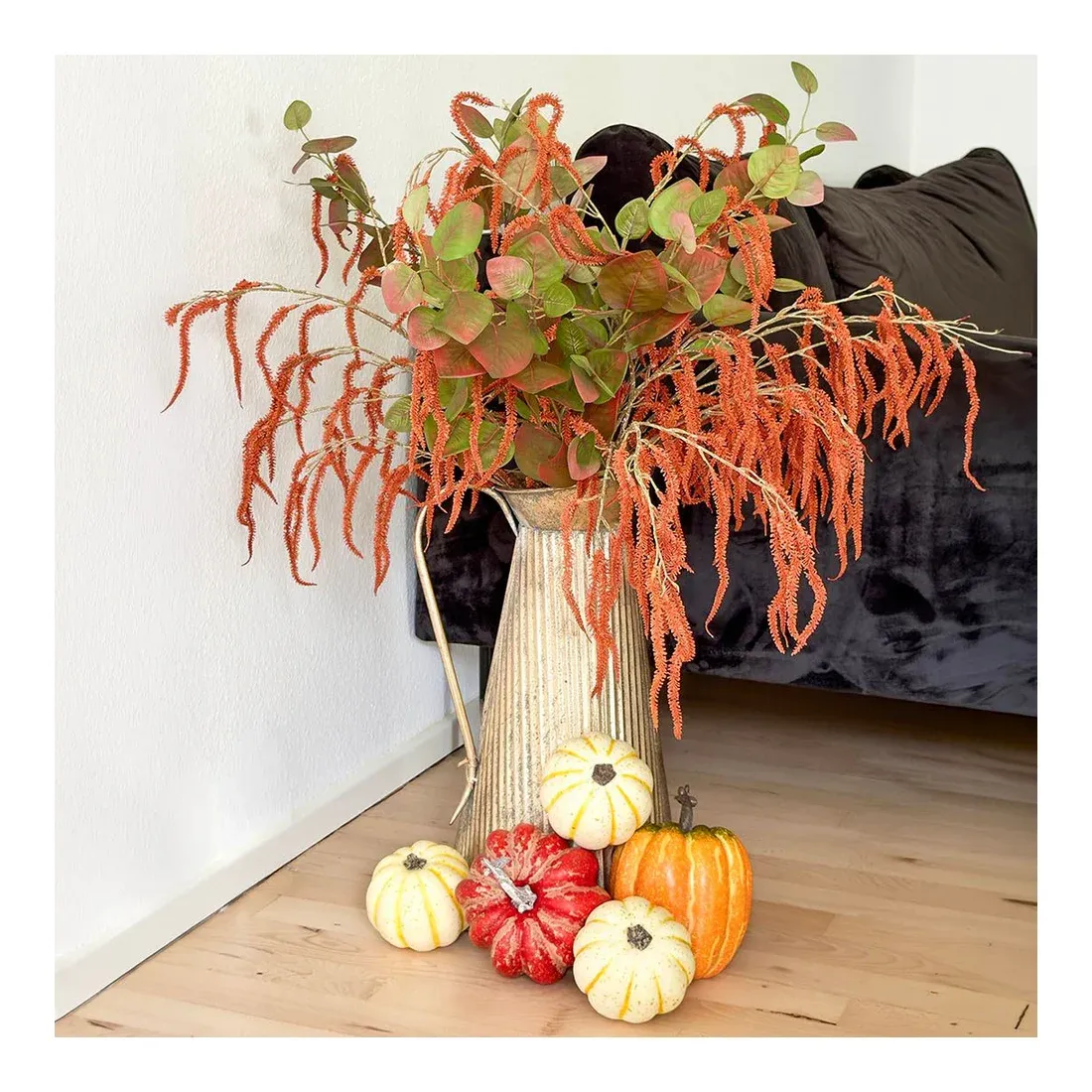 Kande vase af metal og hank i antik kobber look vist med kunstige amarant og eukalyptus grene i stuemiljø