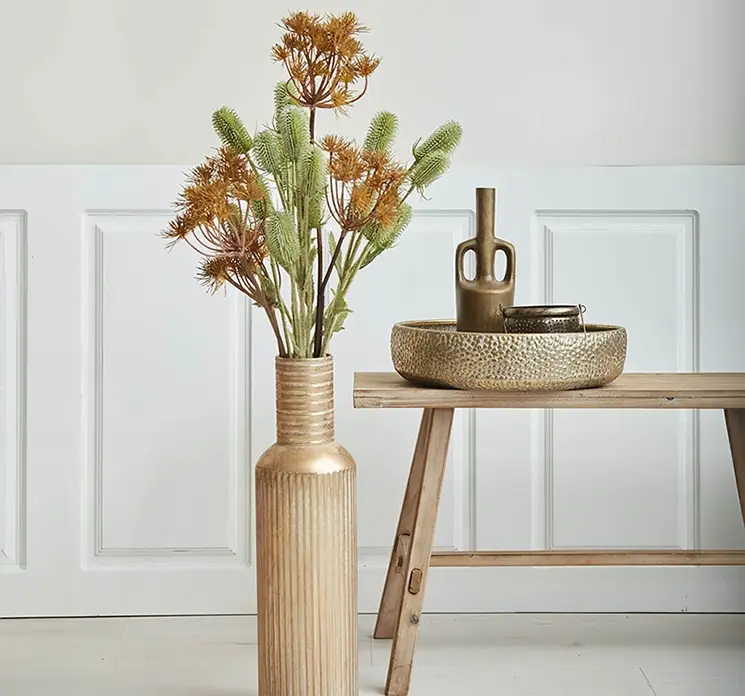 Bjørneklo kunstig blomst af plast i brun sat i vase og vist i stuemiljø