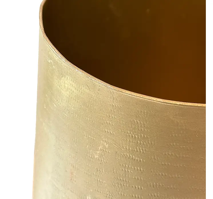 Vase af aluminium i guldfarvet closeup