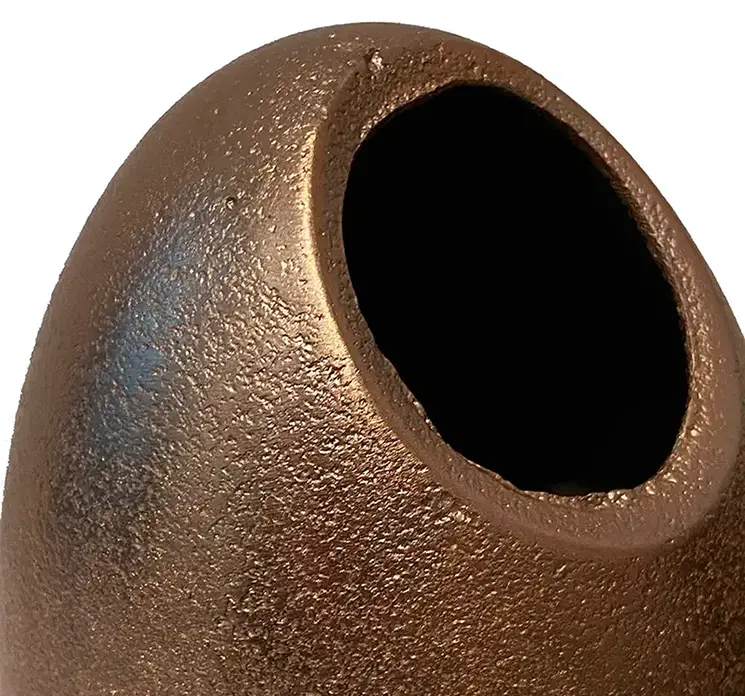 Vase af aluminium i guld look med smal skrå åbning 21cm closeup