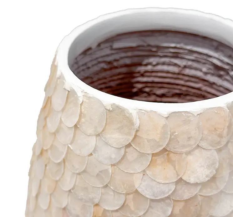Vase af bambus med skæl af muslinger limet på ydersiden i creme farvet closeup