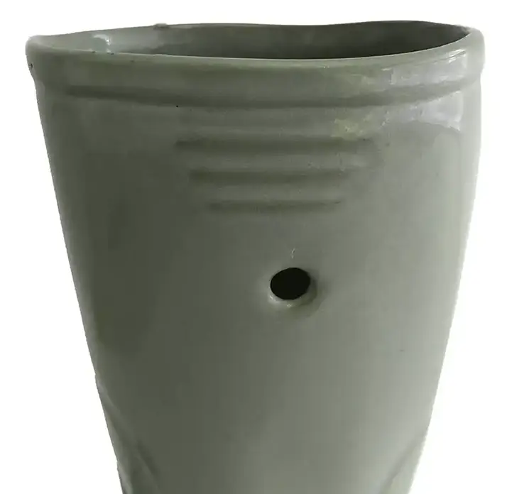 Vase formet som gummistøvle af porcelæn i grøn 29cm closeup