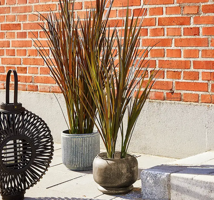 Krukke vase i børstet glas i brun her vist med kunstig uv-beskyttet græs på terrasse