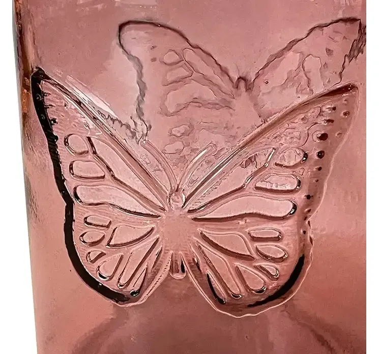 Vase af glas i lyserød med sommerfugl closeup