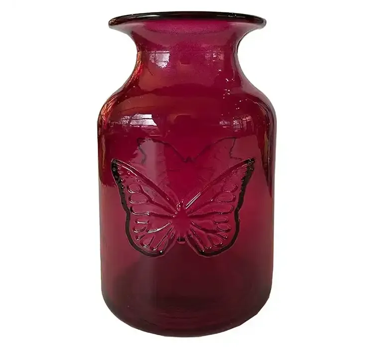 Vase af glas i mørk pink med sommerfugle motiv