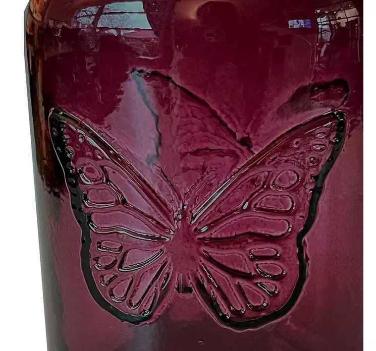 Glas vase i pink med sommerfugle imprint closeup