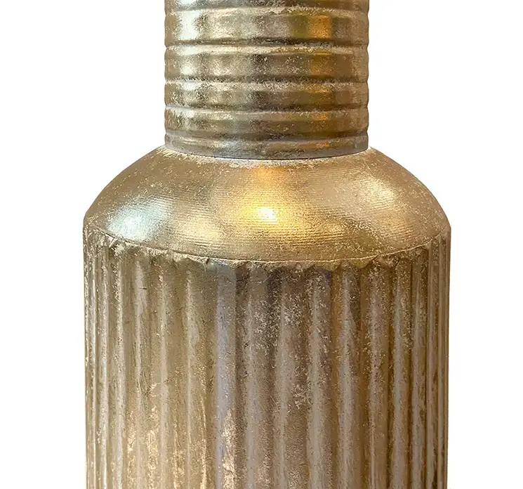 Vase af metal i guld farvet med mønster 53cm closeup