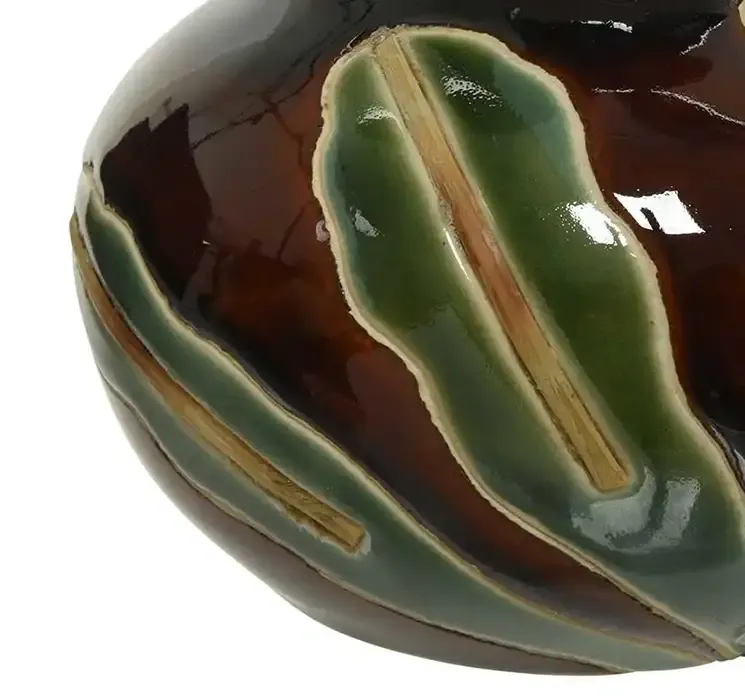 Håndlavet vase af porcelæn med blad motiv, vasen er brun og grøn closeup