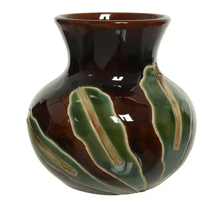 Håndlavet vase af porcelæn med blad motiv, vasen er brun og grøn