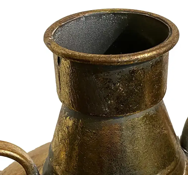 Vase af metal i guld look med hanke closeup