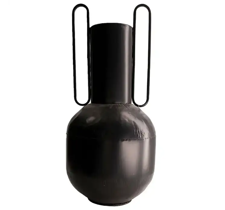 Vase af metal i sort med to håndtag på siden