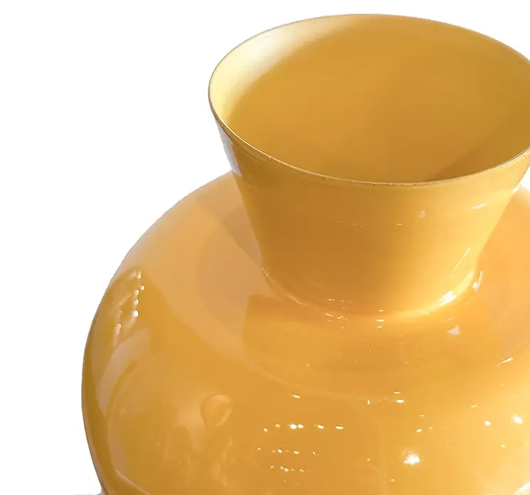 Vase af jern i gul closeup