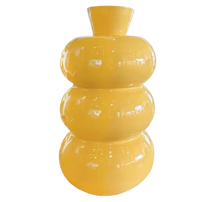 Vase af jern i gul