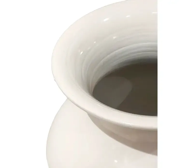 Vase i hvid jern closeup