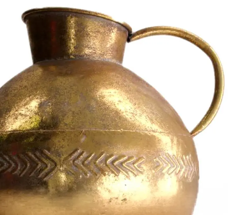 Vase formet som kande med hank af metal i guld look 32cm closeup