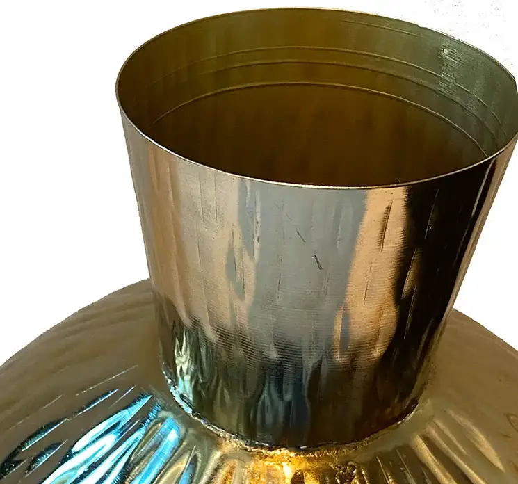Vase krukke af metal i guld farvet med mønster 39cm closeup