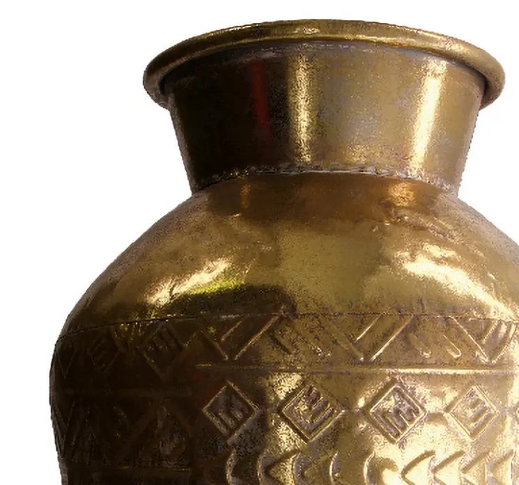 Vase af metal i antik guld look med mønster indgraveret 38cm closeup