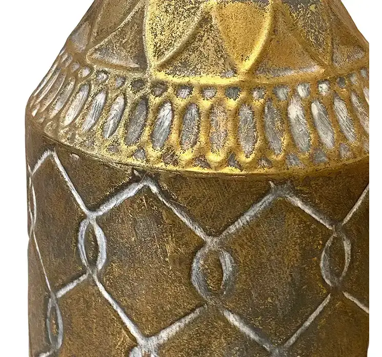 Vase af metal i guldfarvet med mønster closeup