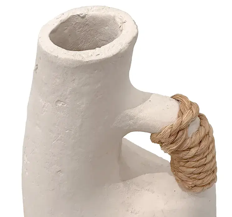 Vase i off white af papmache med hank og reb detalje 35cm closeup