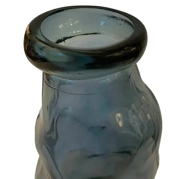 Vase af glas i blå kaldet simplicity closeup