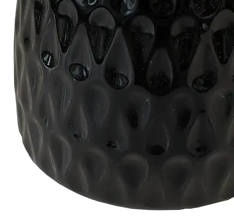 Vase af keramik i sort med guld farvet top 25cm closeup