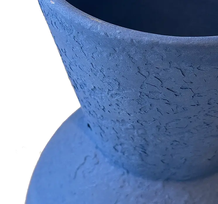 Vase af terracotta i blå med flot form 30cm closeup
