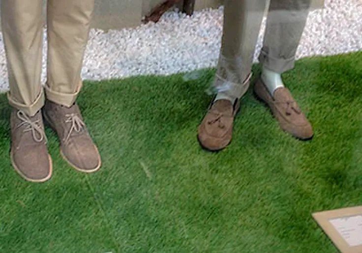 Vindue med kunstige græs måtter